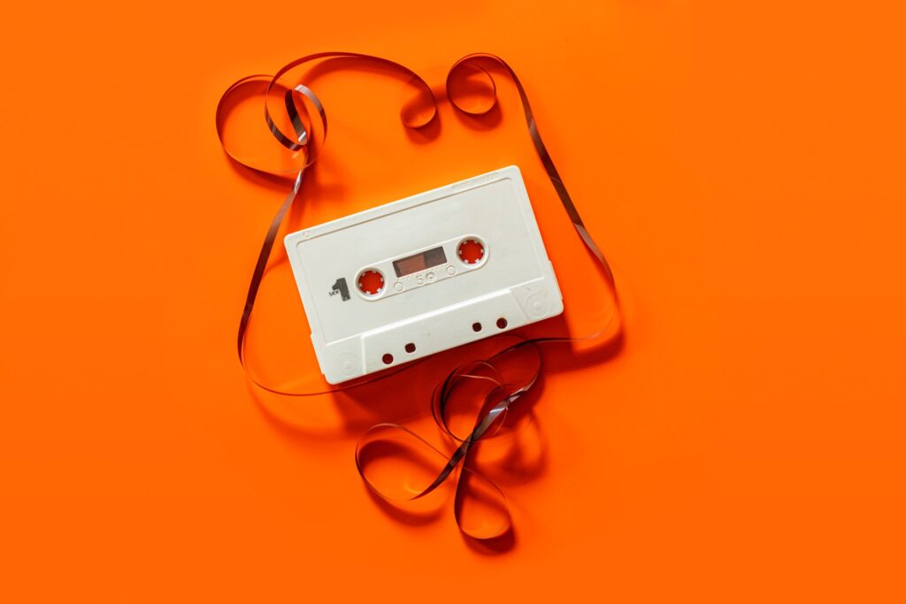 Cassette audio sur fond orange