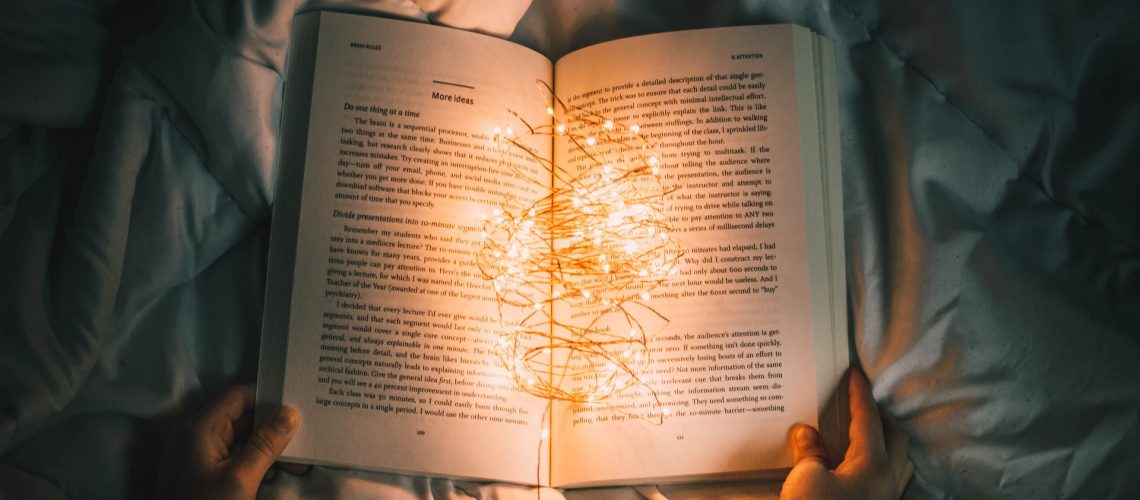 livre avec des lumières