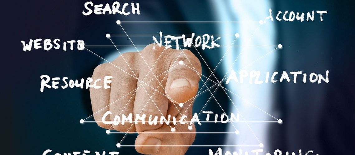 doigt qui pointe un écran